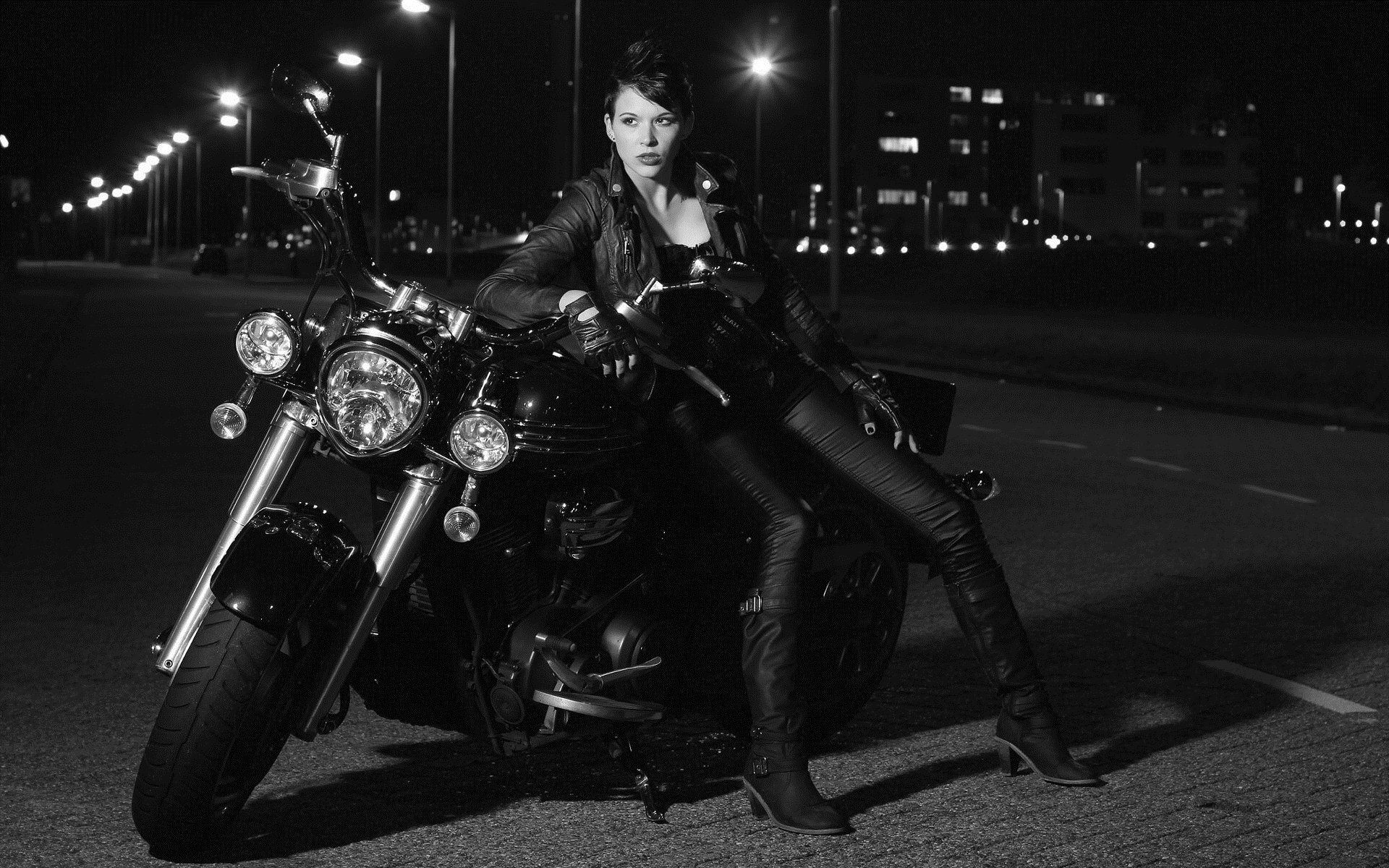 Photo Beautiful girls and motorcycles in Alexandria
