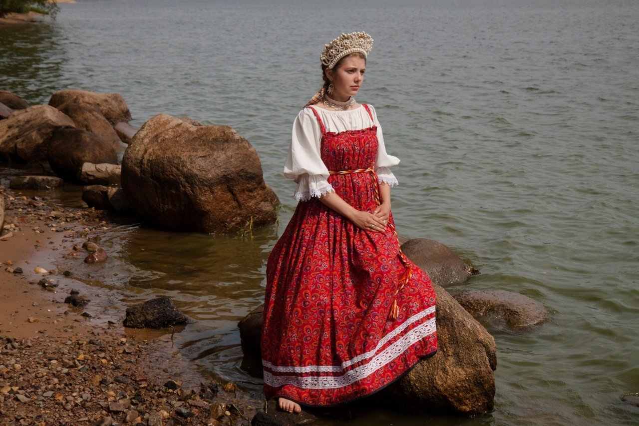 Women in Slavic costumes in Alexandria