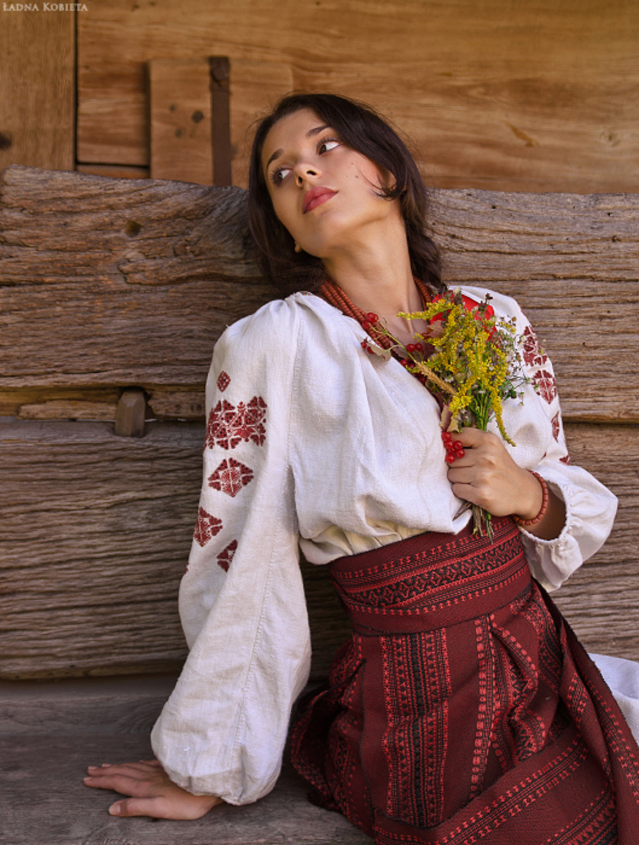 Girls in Slavic costumes in Alexandria