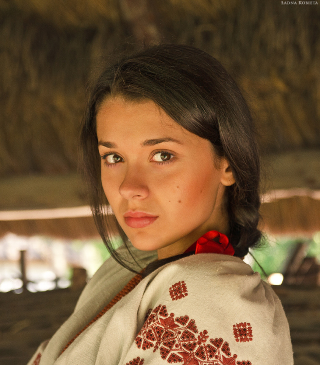 Girls in Slavic costumes in Alexandria