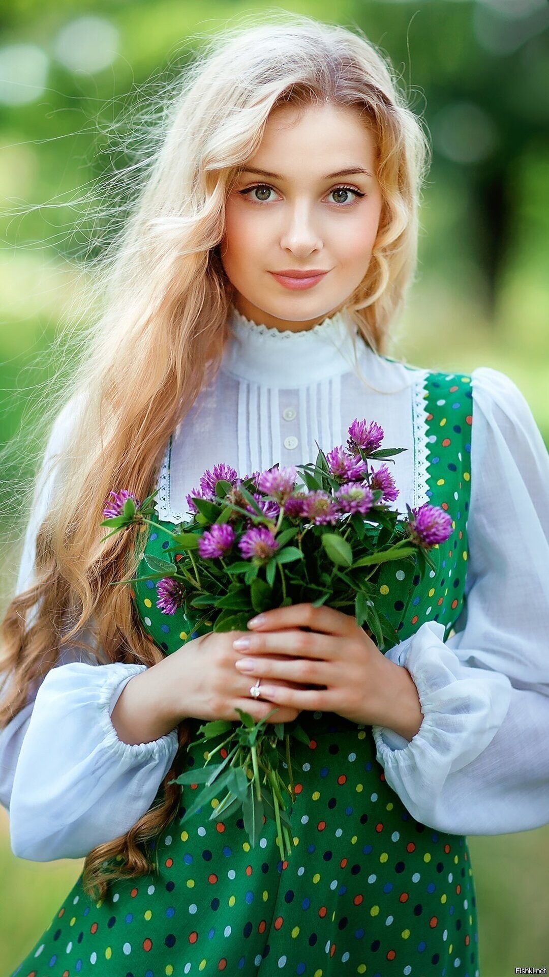 Girls in Slavic costumes in Alexandria